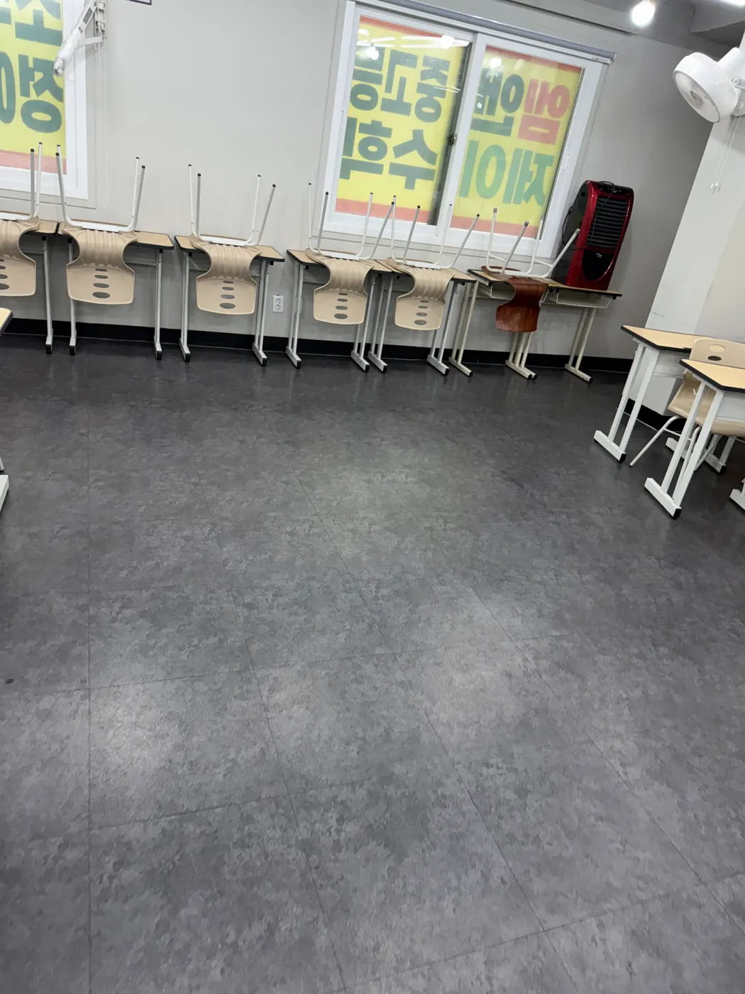 남북동 학원청소 시공 현장 — 강의실 정리