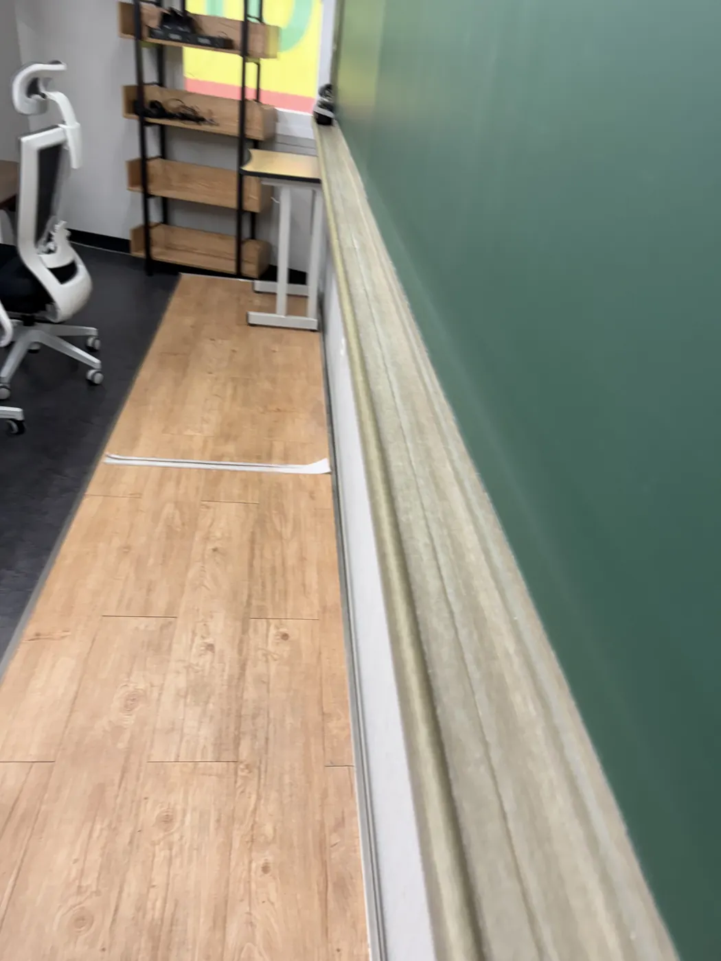 양사면 학원청소 시공 현장 — 좌석 사이 바닥