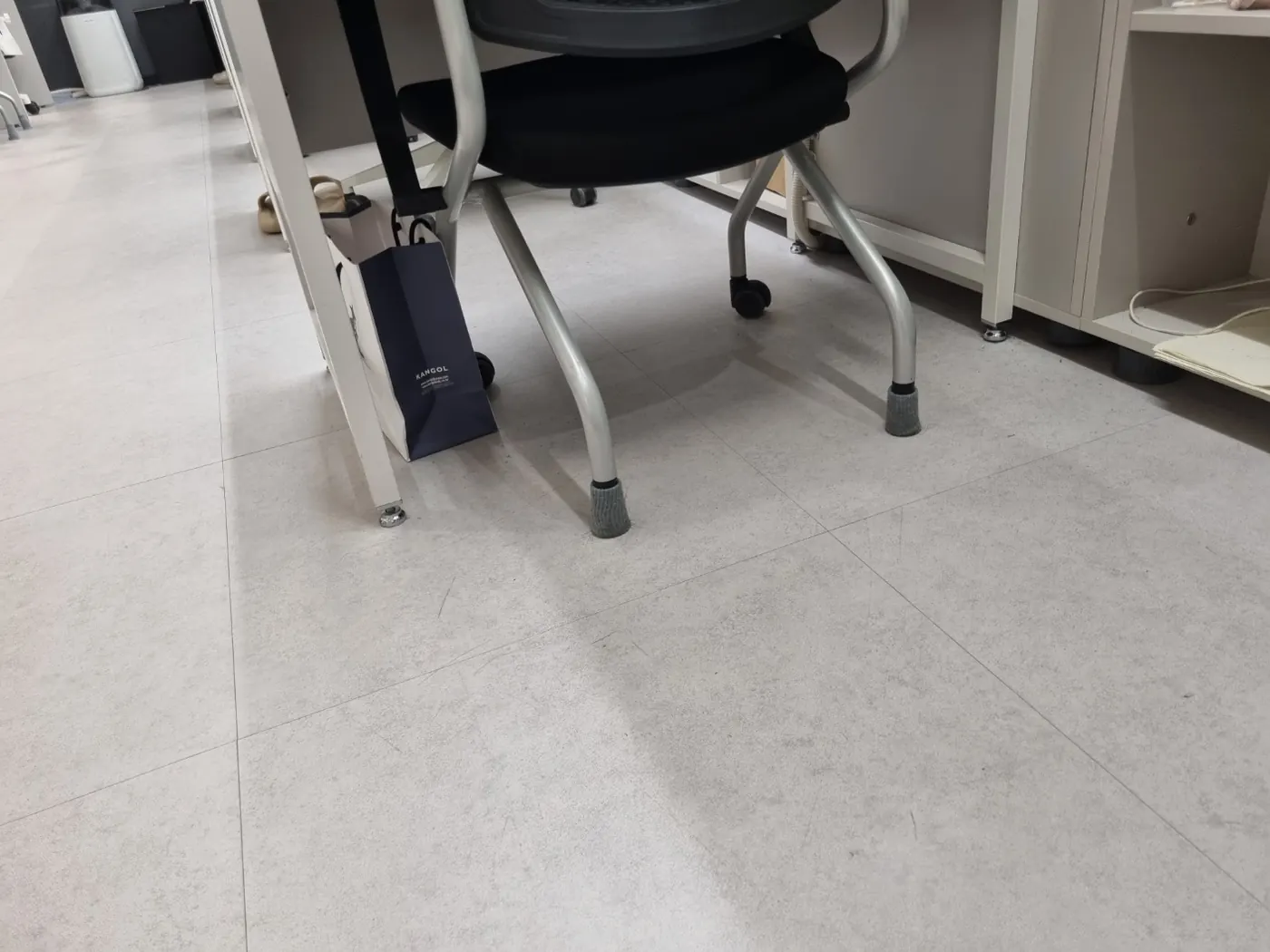 문학동 학원청소 시공 현장 — 바닥 마감 상태