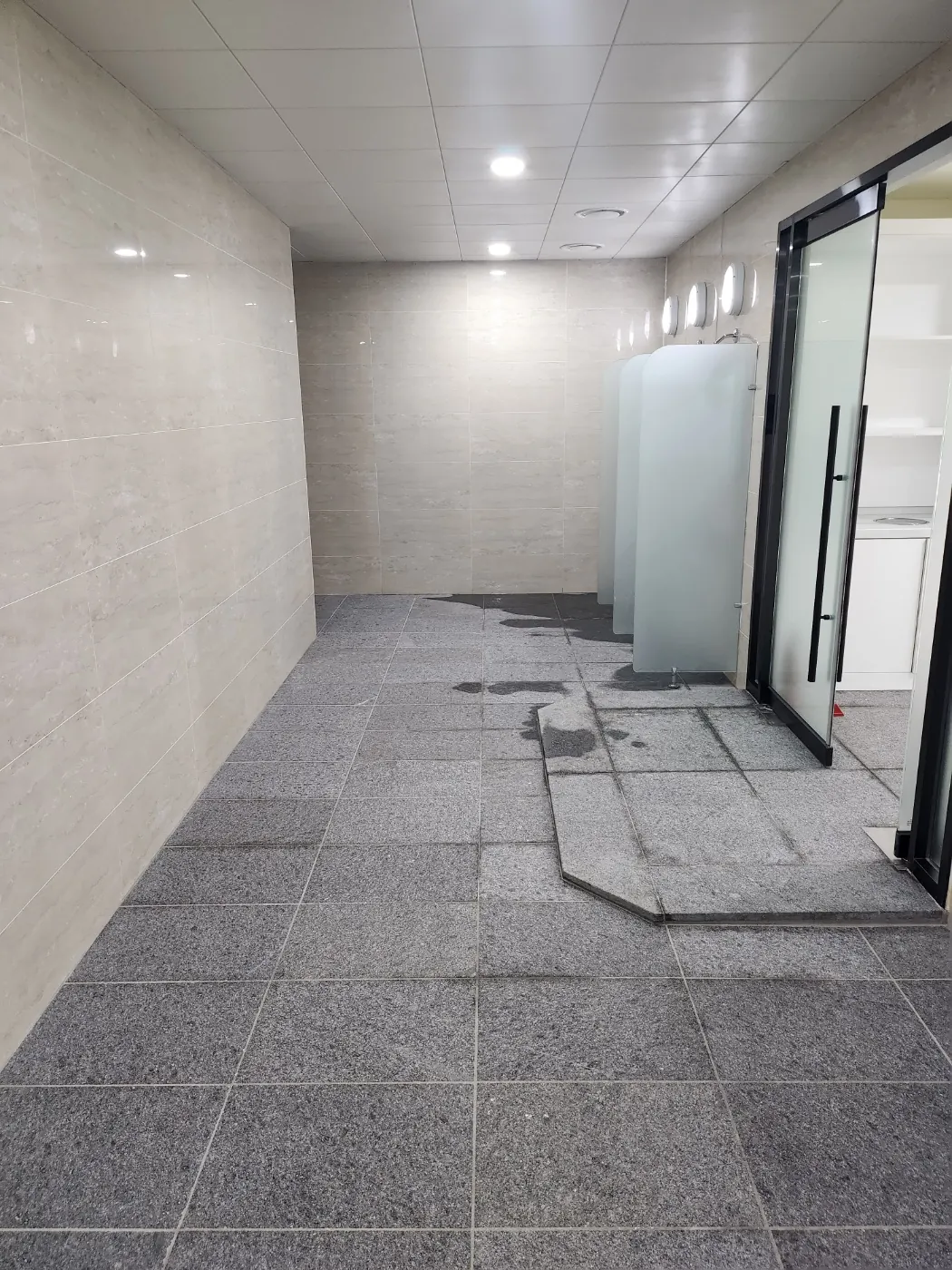 바닥 마감 상태 — 청천동 목욕탕청소 현장