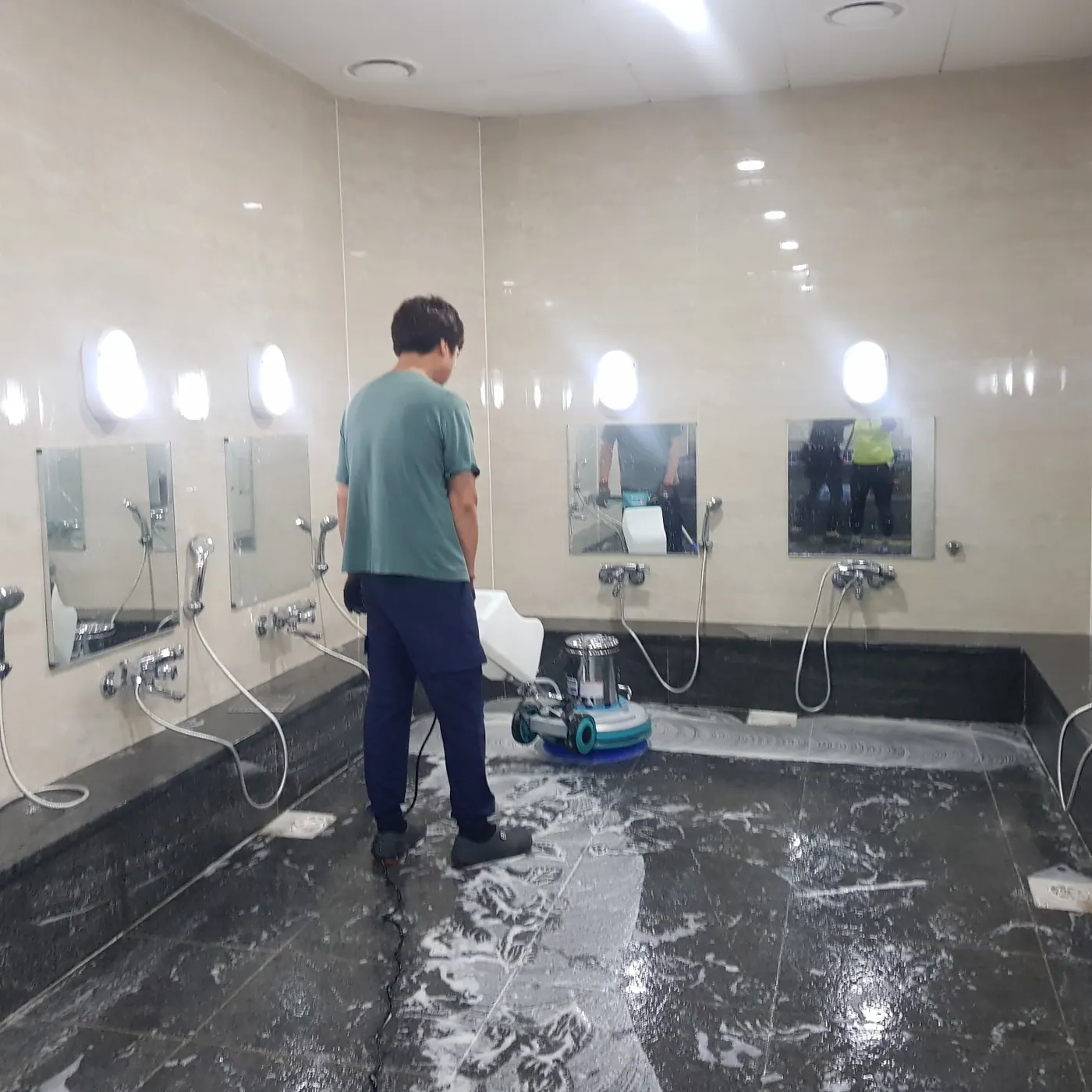 기계 세정 작업 — 인천광역시 목욕탕청소 현장