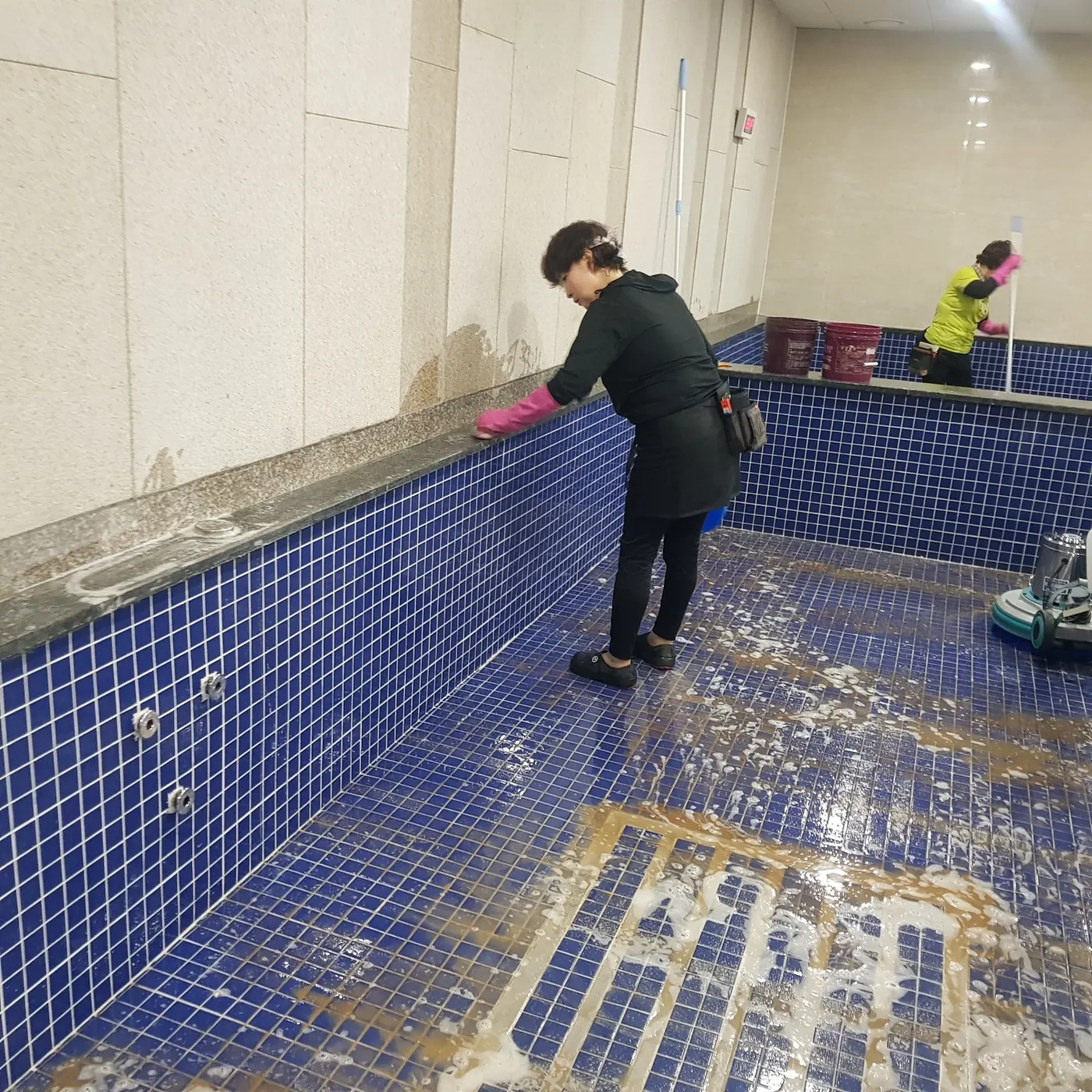 인천광역시 목욕탕청소 시공 현장 — 탕 내부 세정