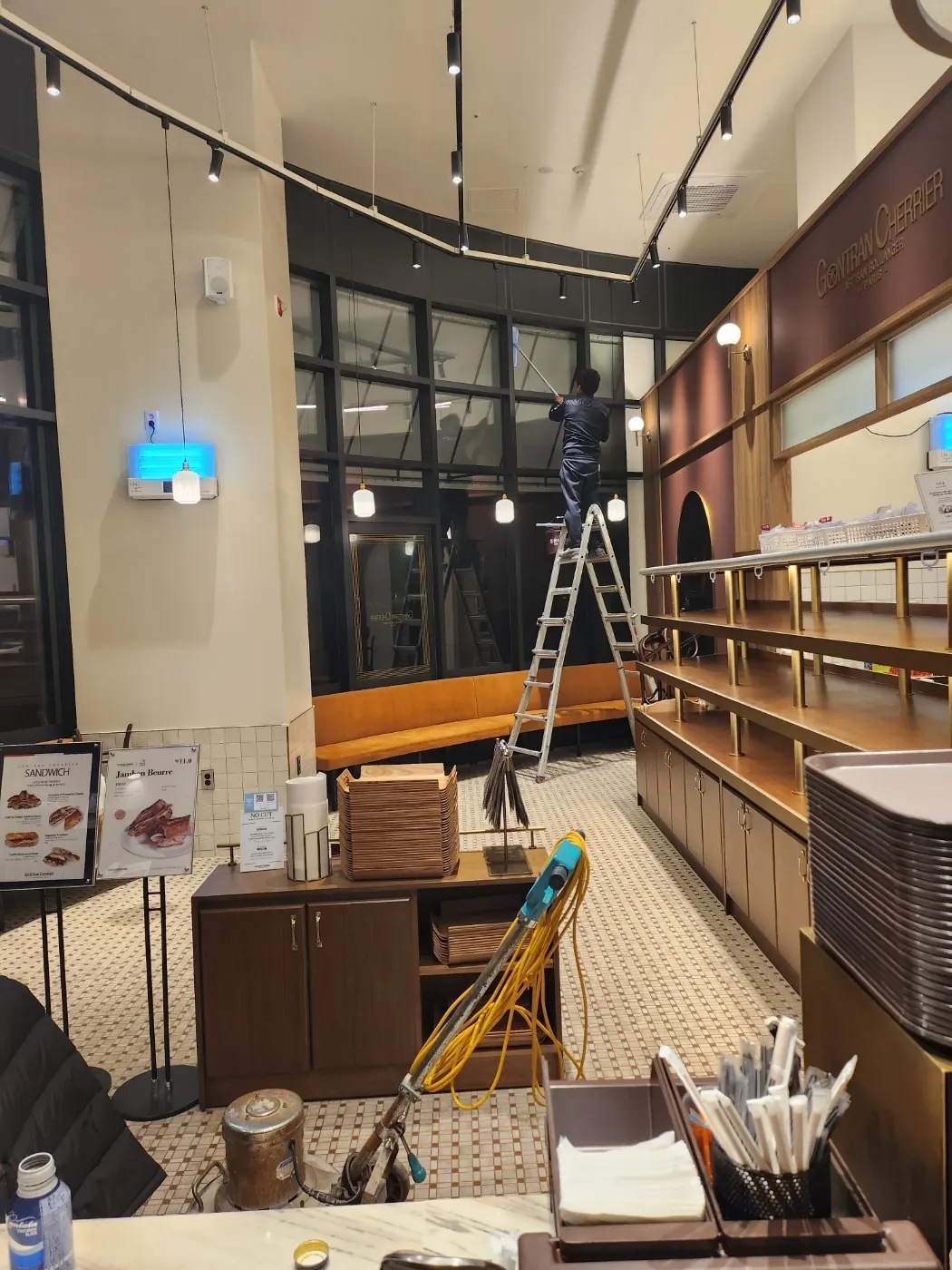 바닥 기계 작업 — 영종구 카페청소 현장