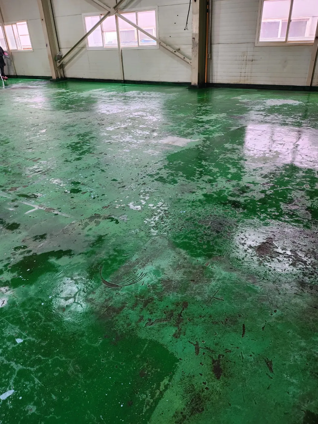 수산동 공장청소 시공 현장 — 에폭시 바닥 세정