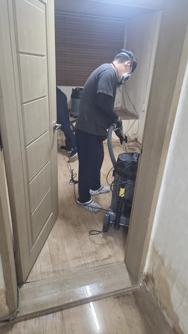 오염 제거 — 옹진군 침수청소 현장