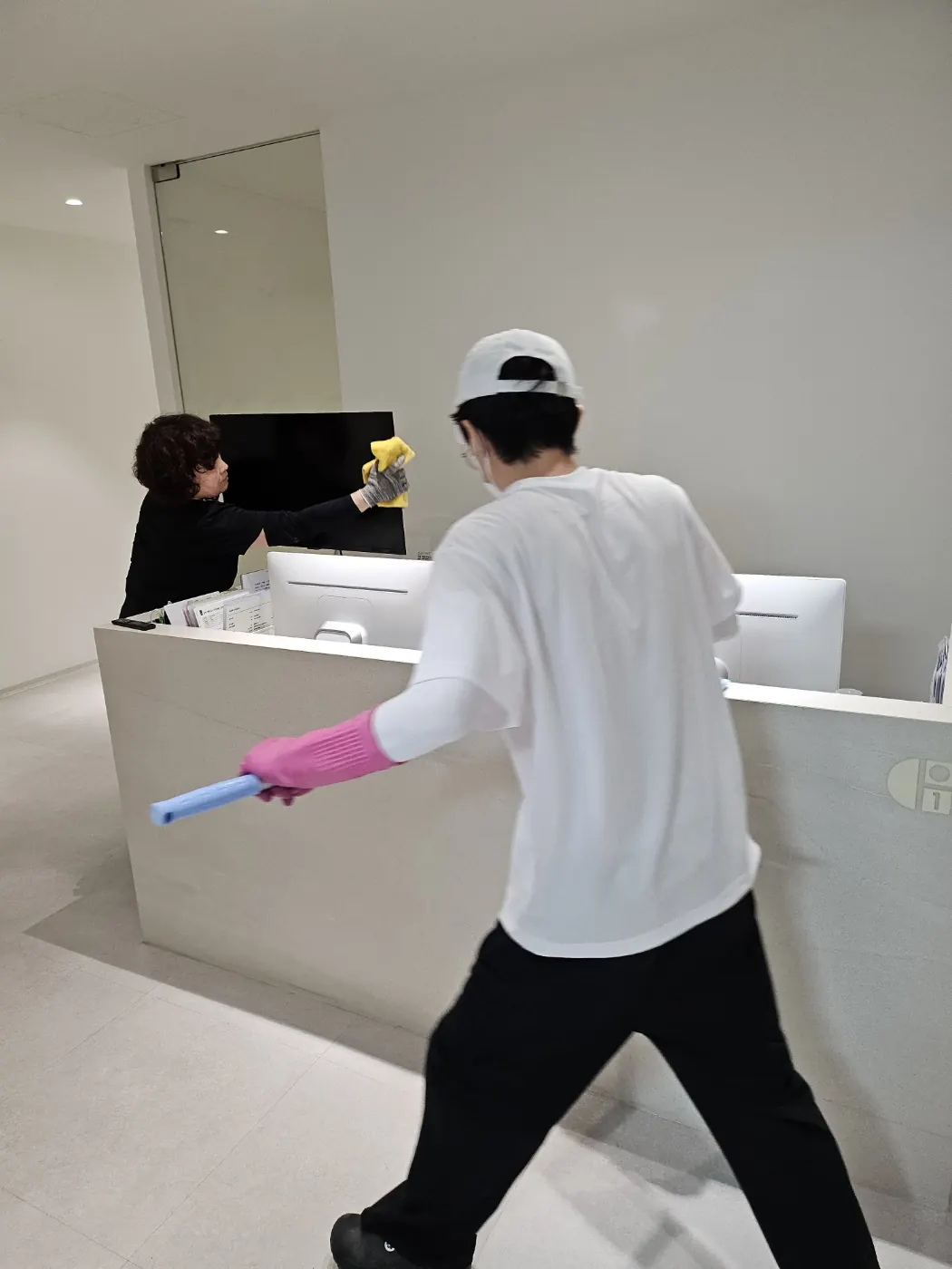 인천광역시 병원청소 시공 현장 — 접수 데스크 주변