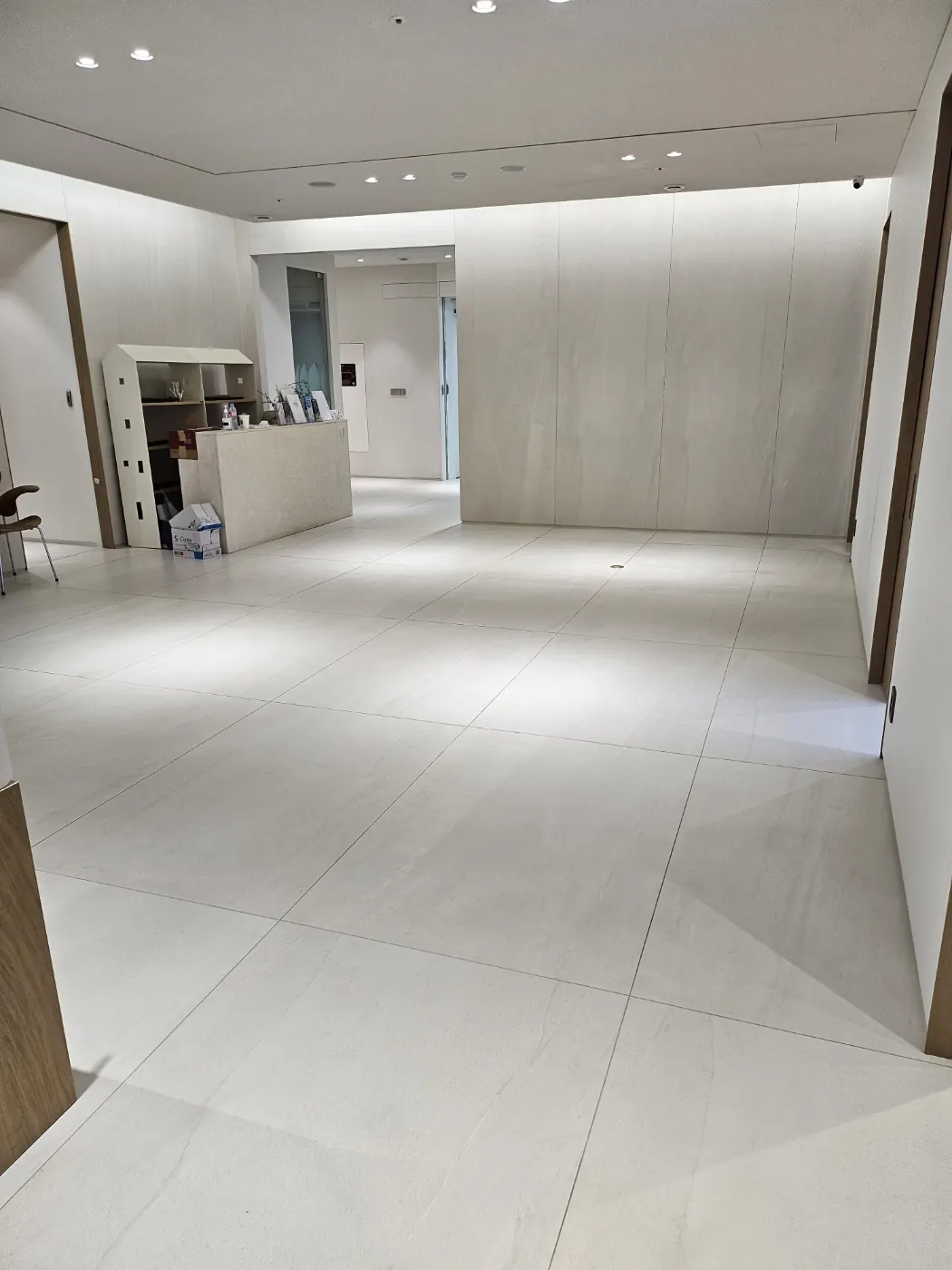 서해구 병원청소 시공 현장 — 접수 데스크 주변