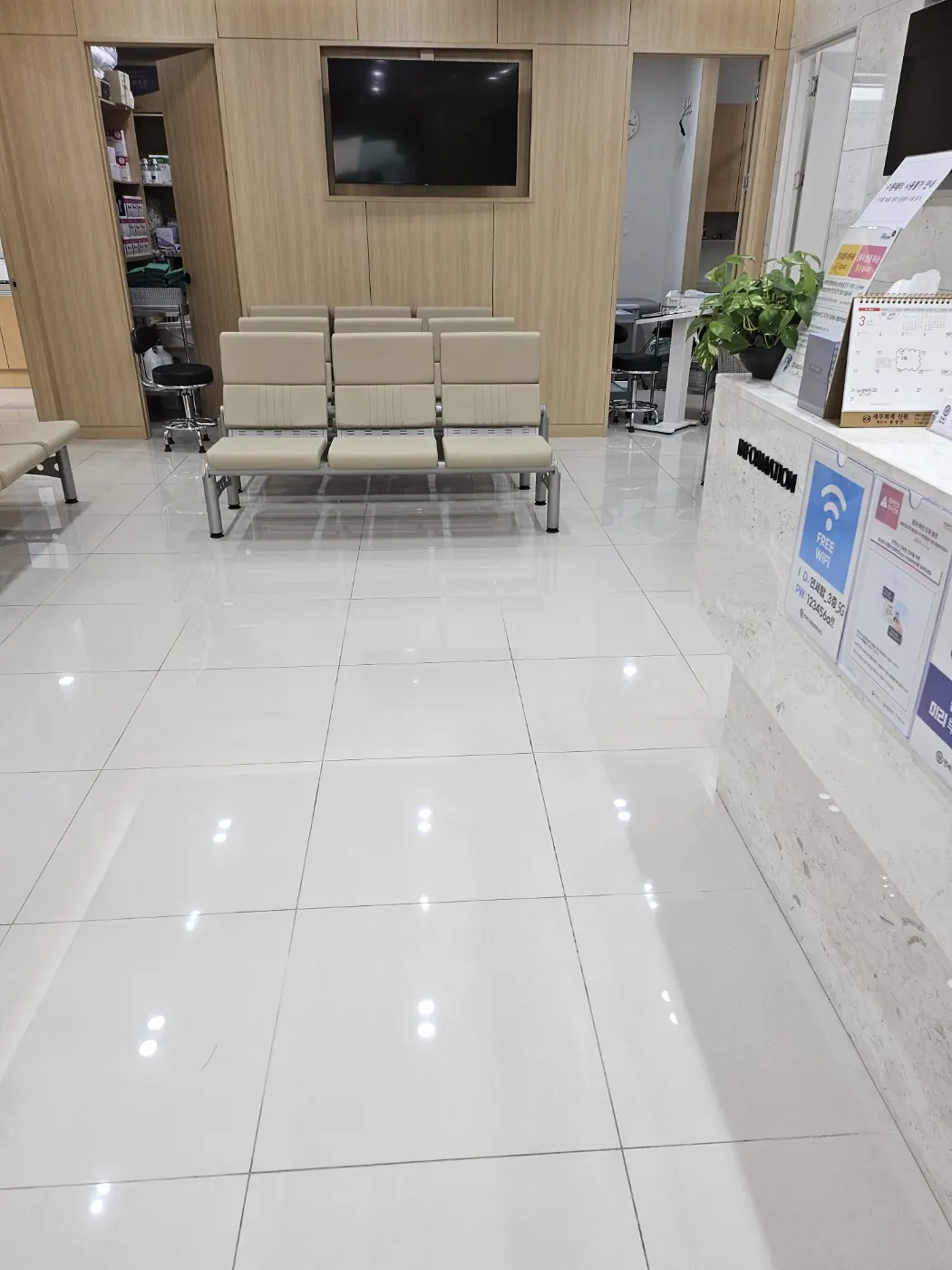 영종구 병원청소 시공 현장 — 대기실 정리