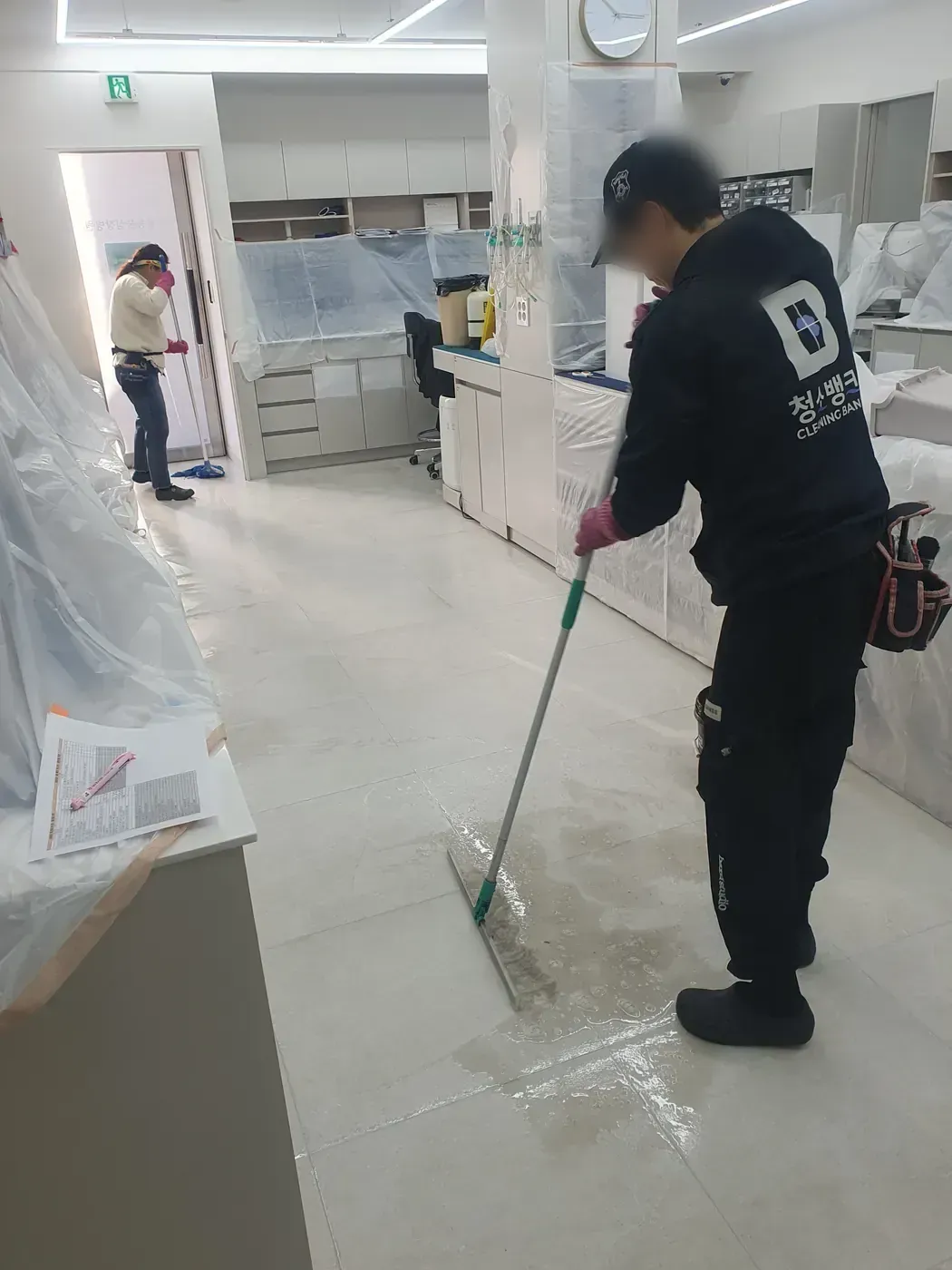 바닥 물걸레 마감 — 서해구 병원청소 현장