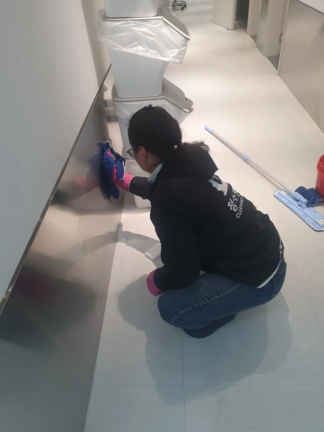바닥 물걸레 마감 — 미추홀구 병원청소 현장