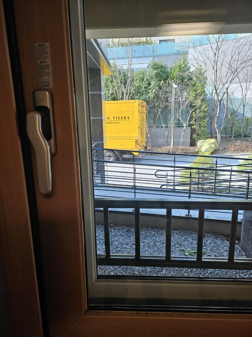 창틀 레일 청소 — 옹진군 입주청소 현장
