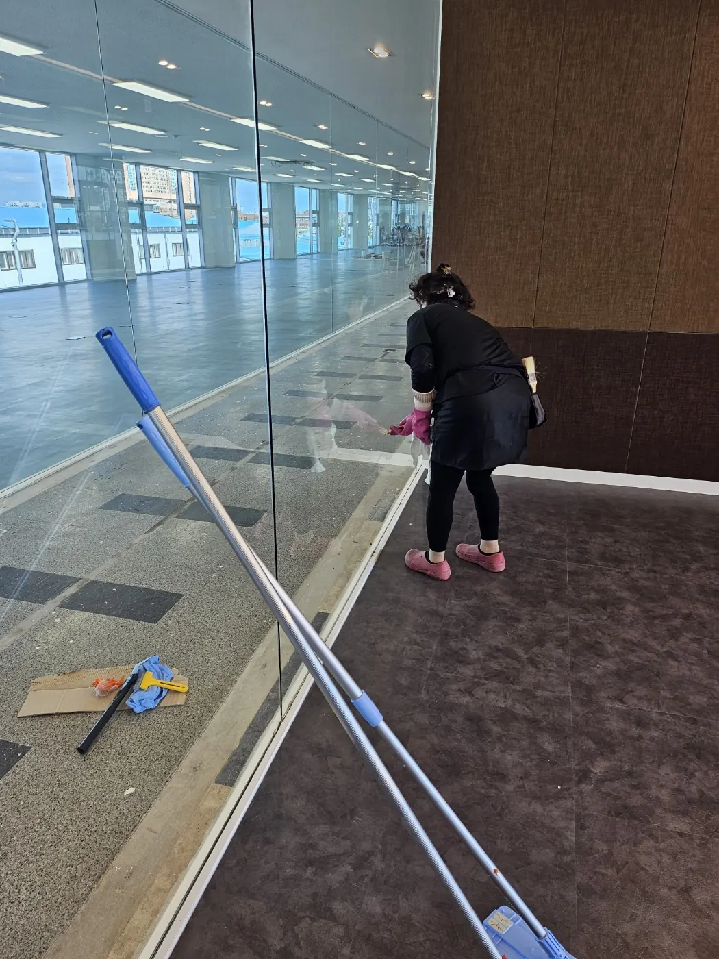 창호 마감 확인 — 장수동 준공청소 현장
