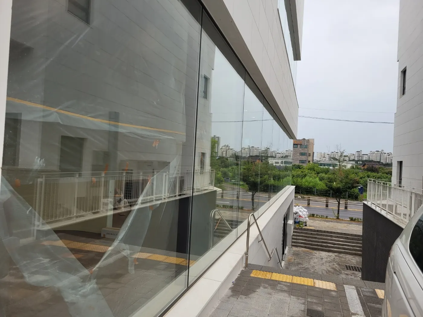 창호 마감 확인 — 서창동 준공청소 현장