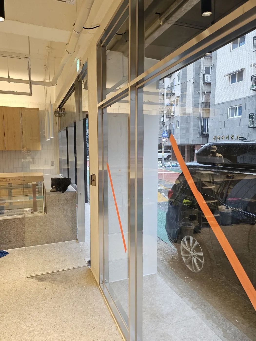 창호 마감 확인 — 신현동 준공청소 현장