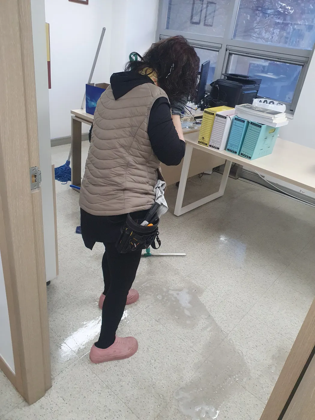 바닥 세정 진행 — 검단구 사무실청소 현장
