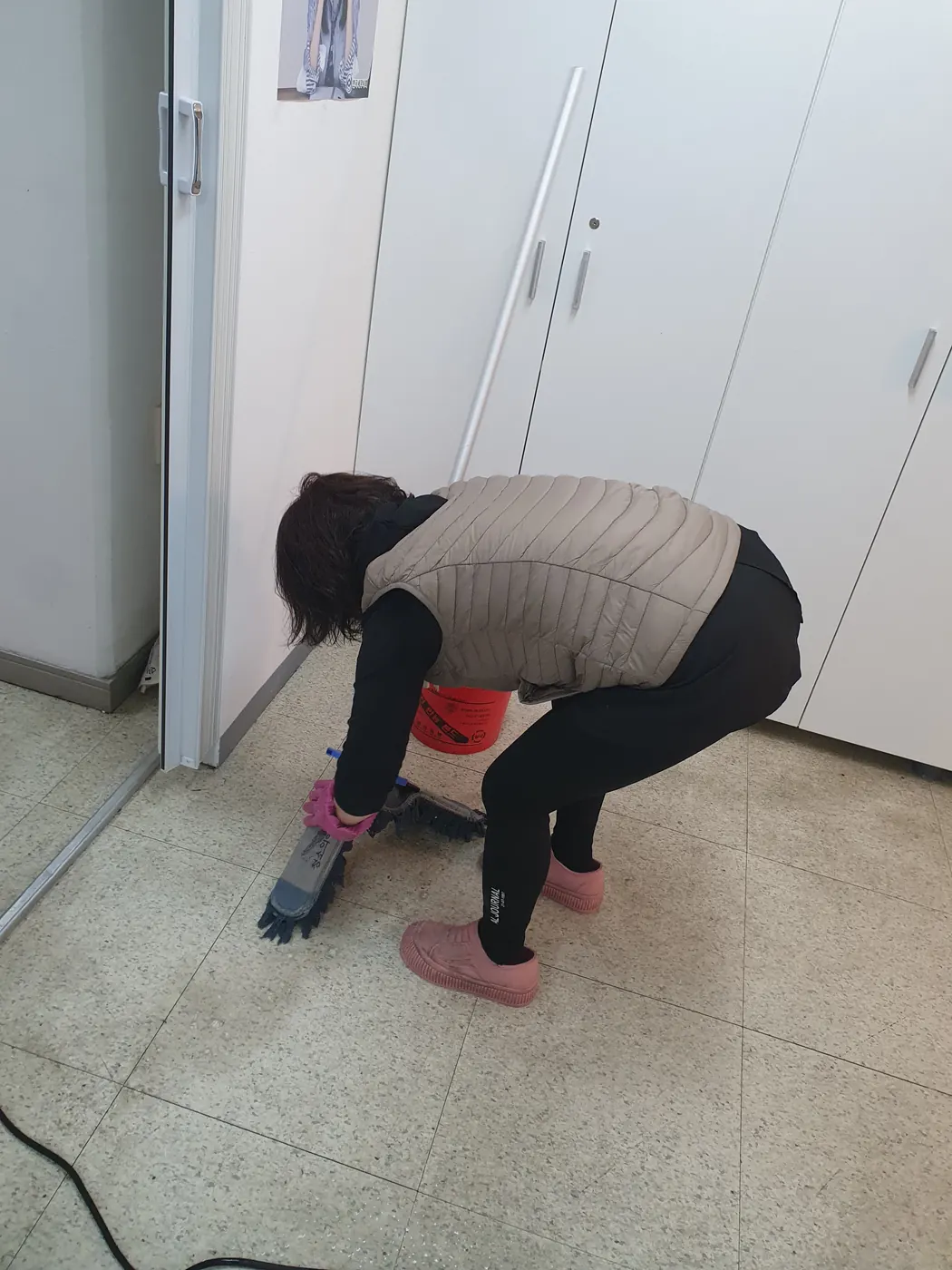 바닥 세정 진행 — 검단구 사무실청소 현장