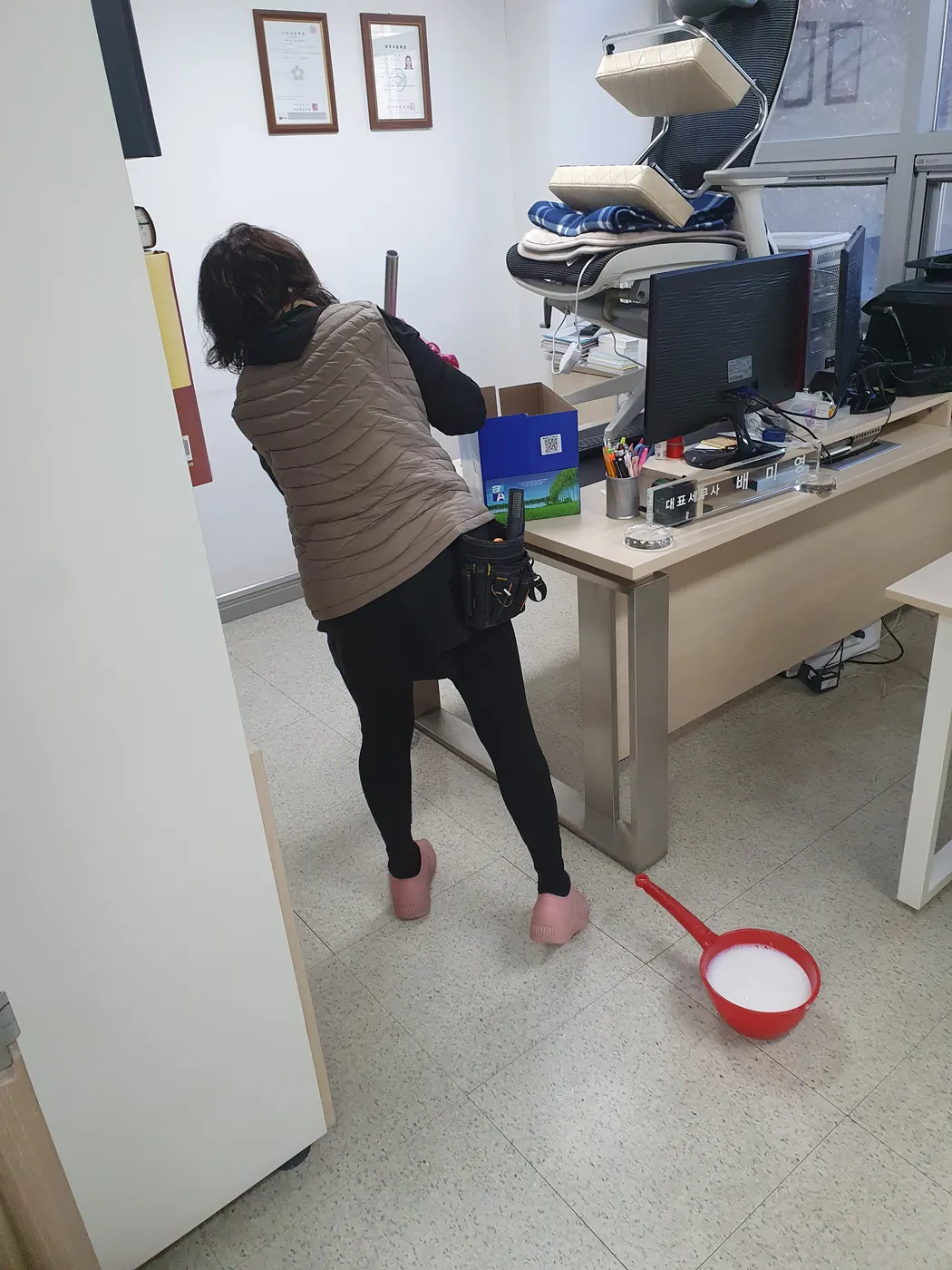 바닥 세정 진행 — 을왕동 사무실청소 현장