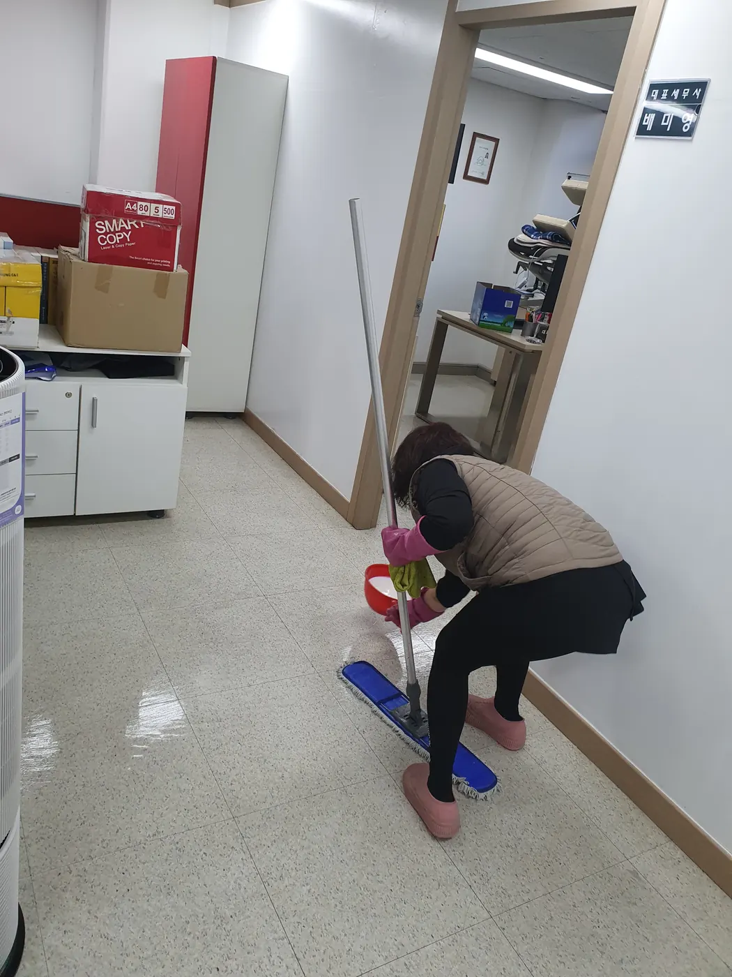 바닥 세정 진행 — 미추홀구 사무실청소 현장