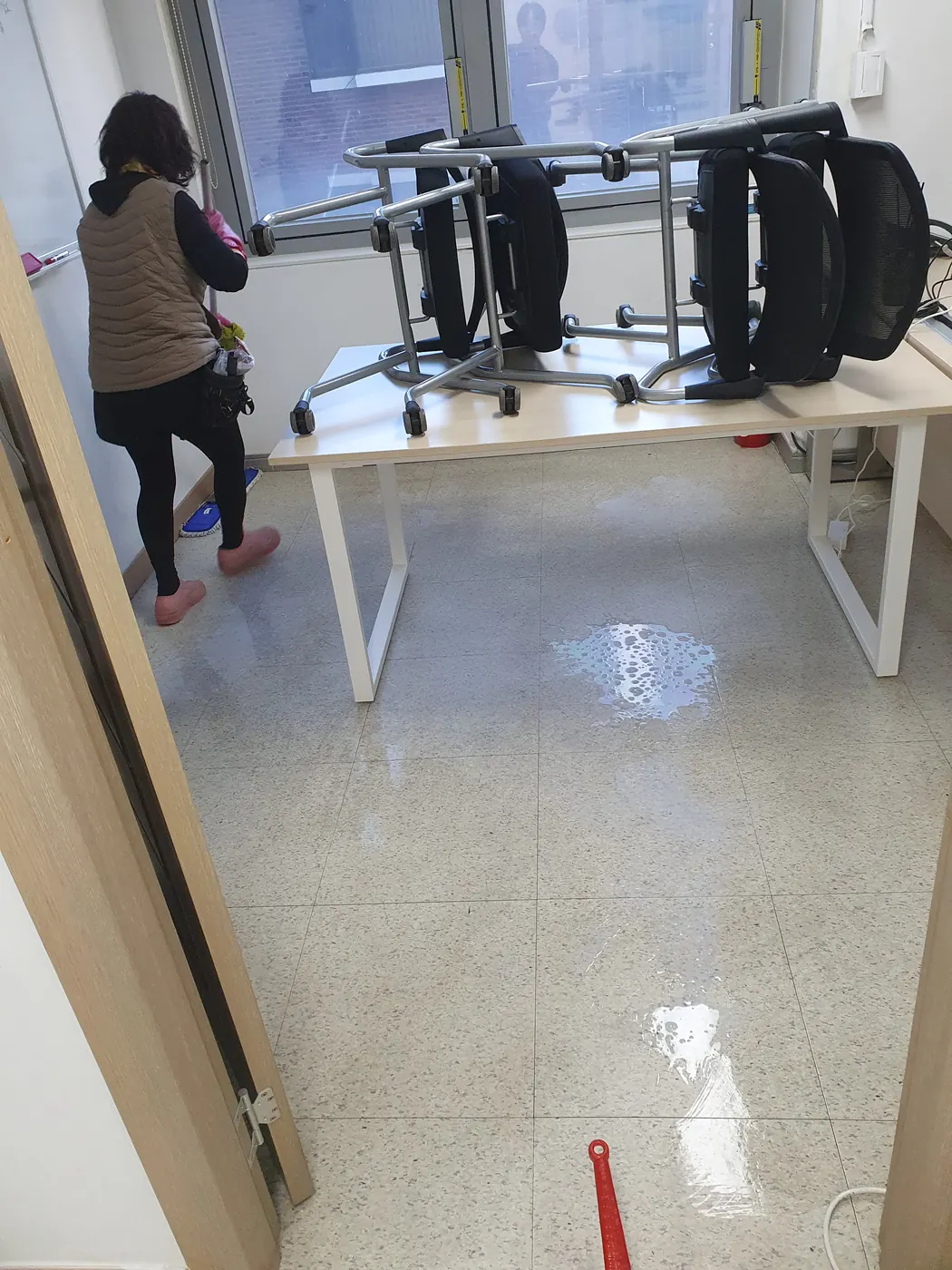 바닥 세정 진행 — 영종구 사무실청소 현장