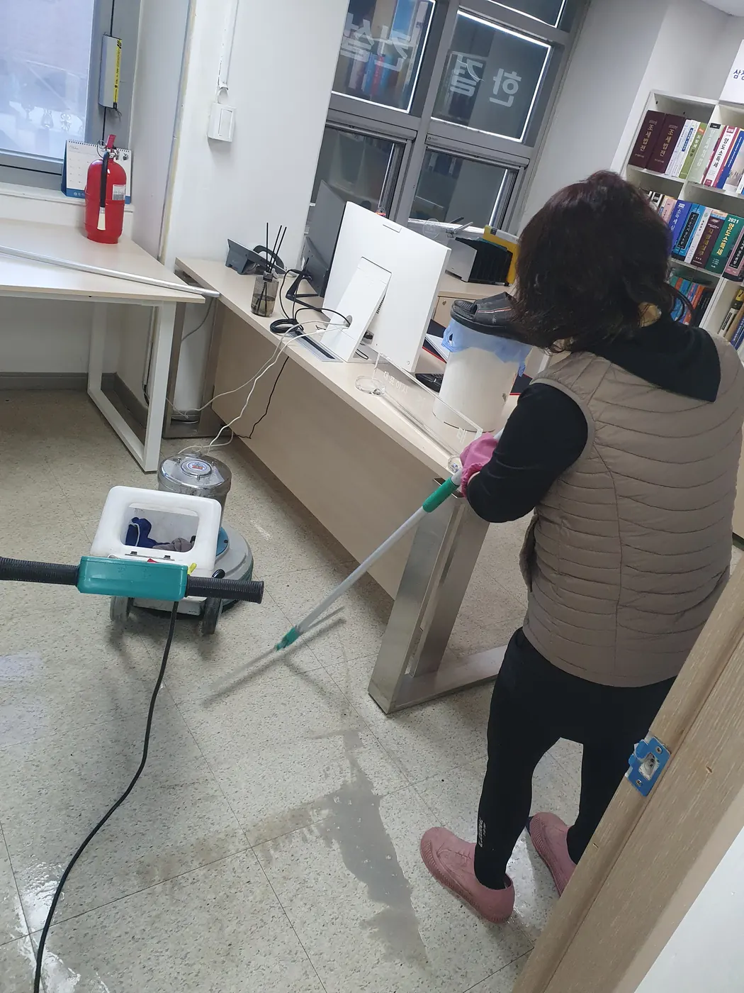 바닥 폴리셔 작업 — 인천광역시 사무실청소 현장