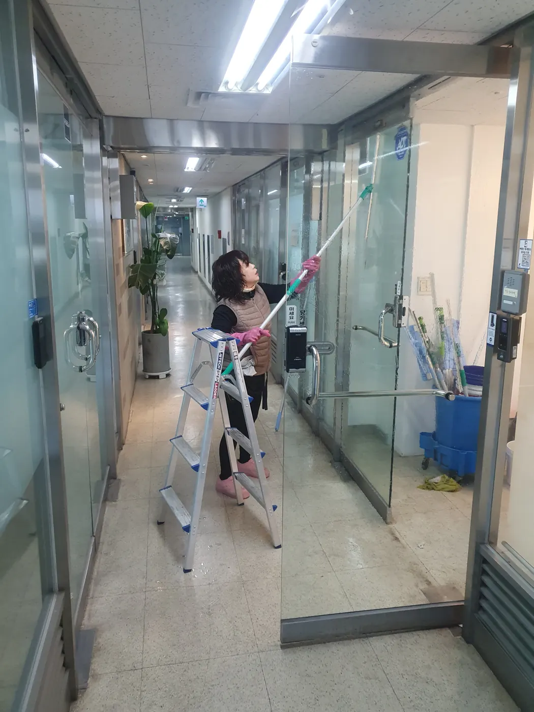 전면 유리 세정 — 동춘동 사무실청소 현장