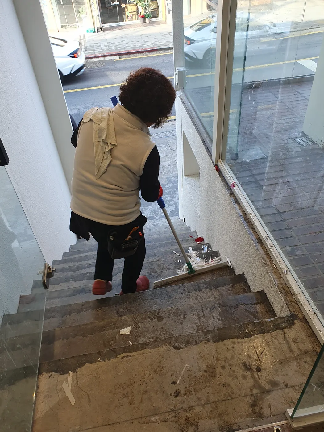 북성동1가 식당청소 시공 현장 — 바닥 마감 상태