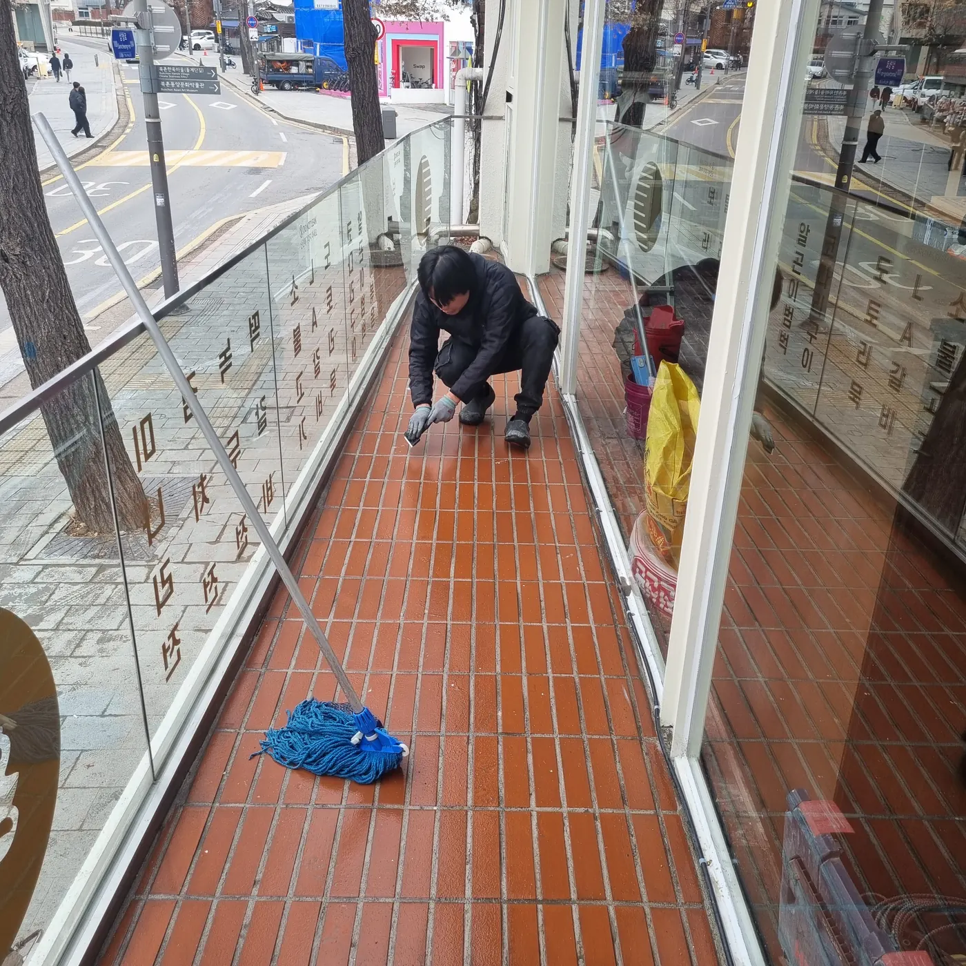 해안동1가 식당청소 시공 현장 — 바닥 마감 상태