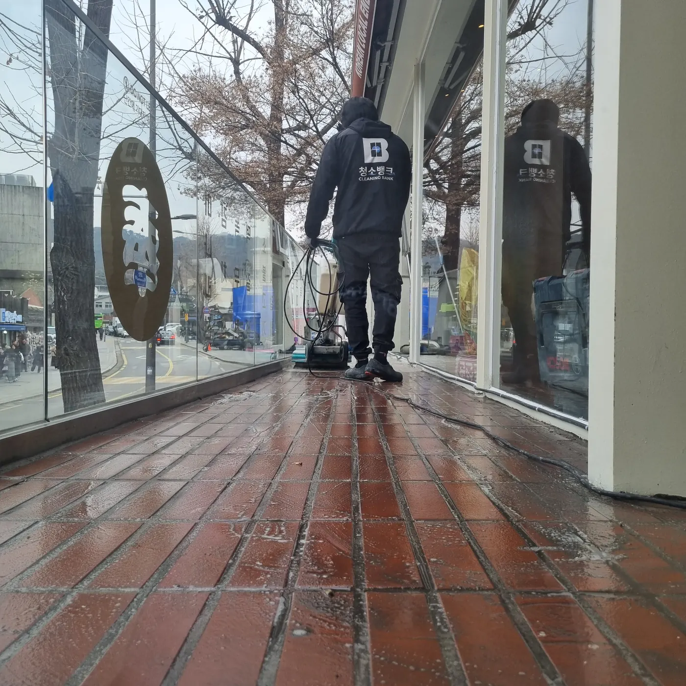 송도동 식당청소 시공 현장 — 주방 바닥 세정