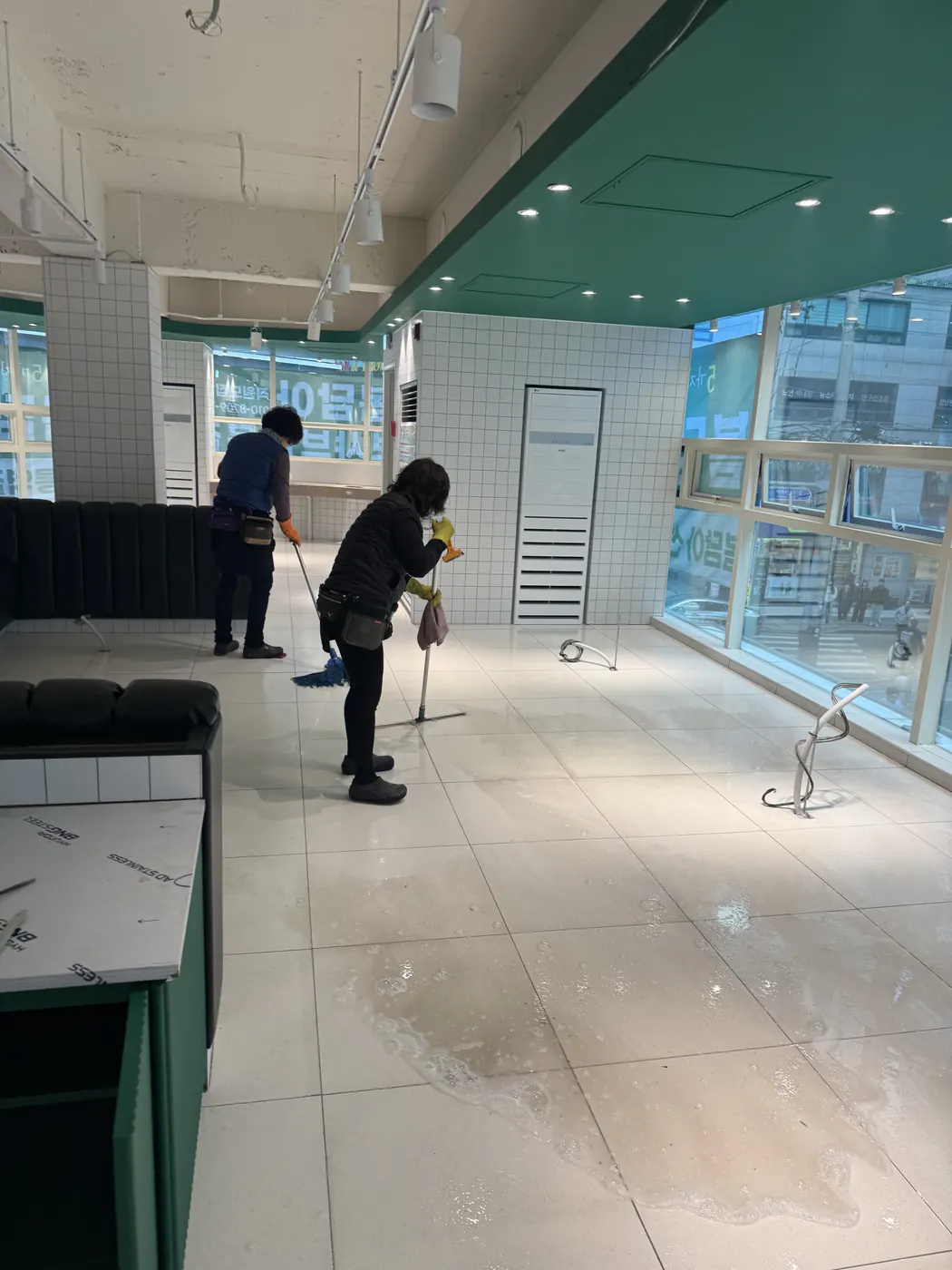 인천광역시 식당청소 시공 현장 — 주방 바닥 세정