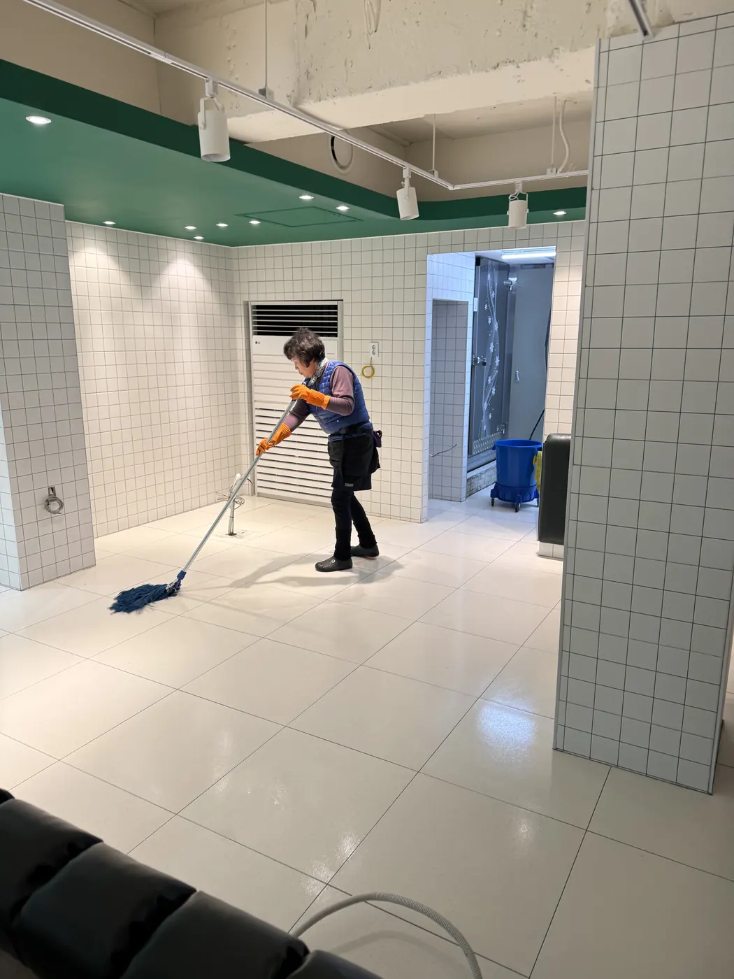 청학동 식당청소 시공 현장 — 바닥 마감 상태