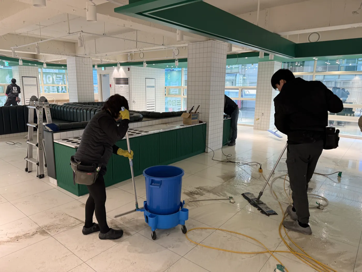 율목동 식당청소 시공 현장 — 바닥 마감 상태
