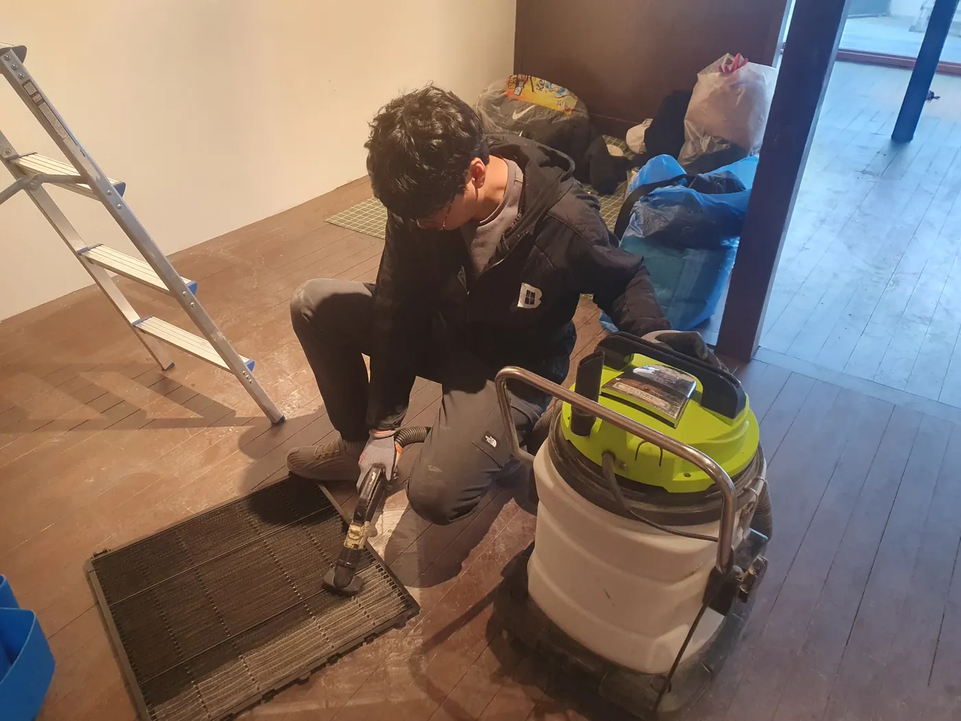 세정 진행 — 선학동 식당청소 현장