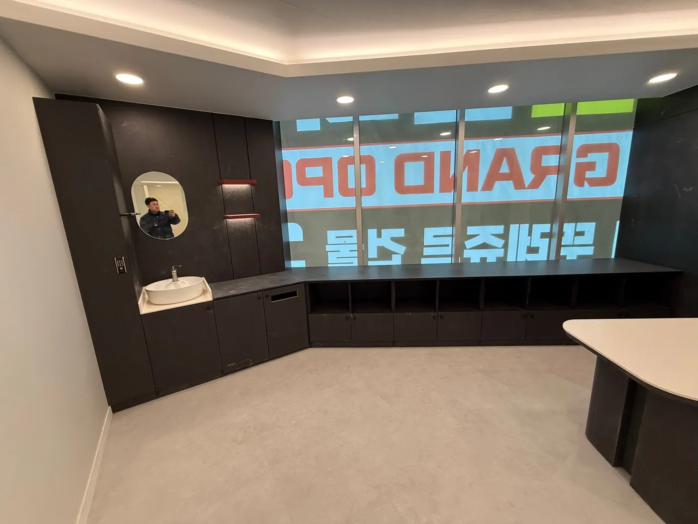 쇼케이스·집기 — 연수동 상가청소 현장
