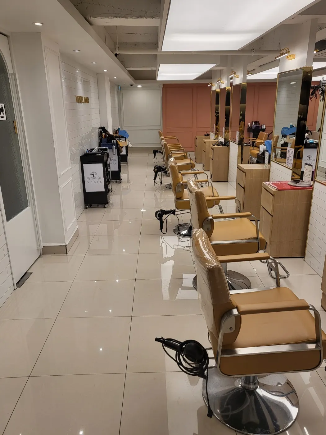 공촌동 미용실청소 시공 현장 — 시술석 정리