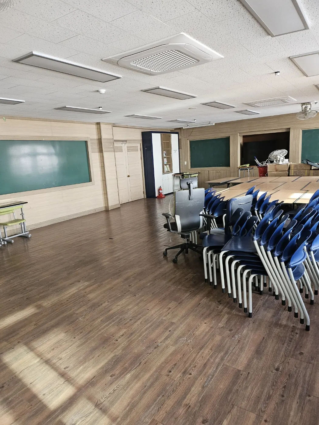 관동2가 학교청소 시공 현장 — 교실 정리