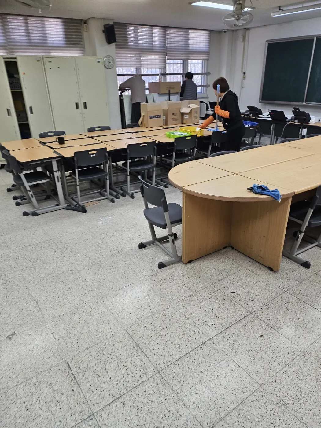 해안동3가 학교청소 시공 현장 — 교실 마감