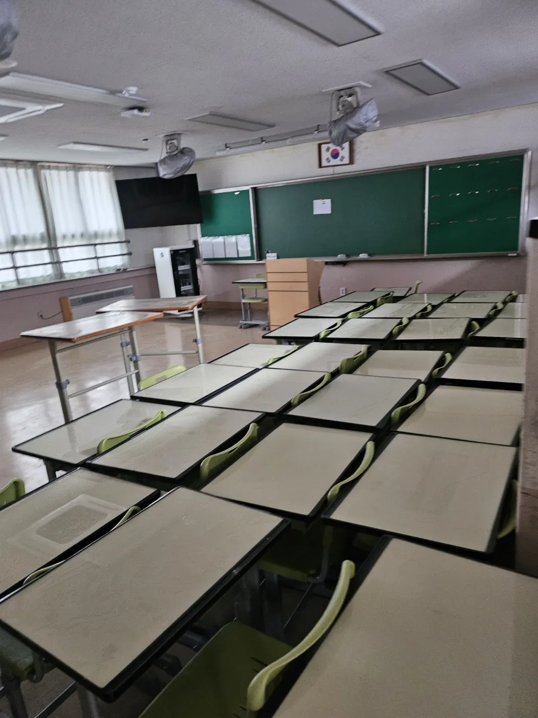 귤현동 학교청소 시공 현장 — 교실 정리