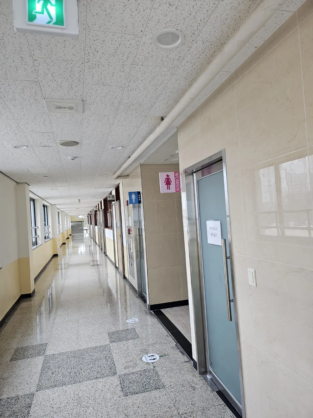 도화동 학교청소 시공 현장 — 통로 정리