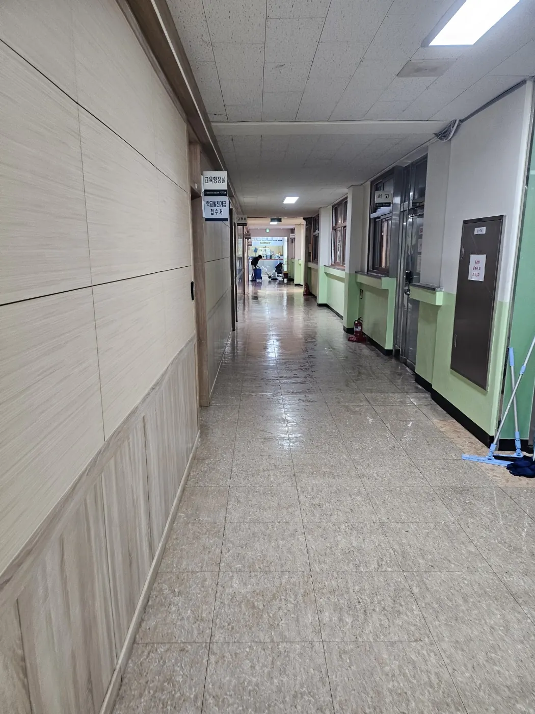 가정동 학교청소 시공 현장 — 통로 정리