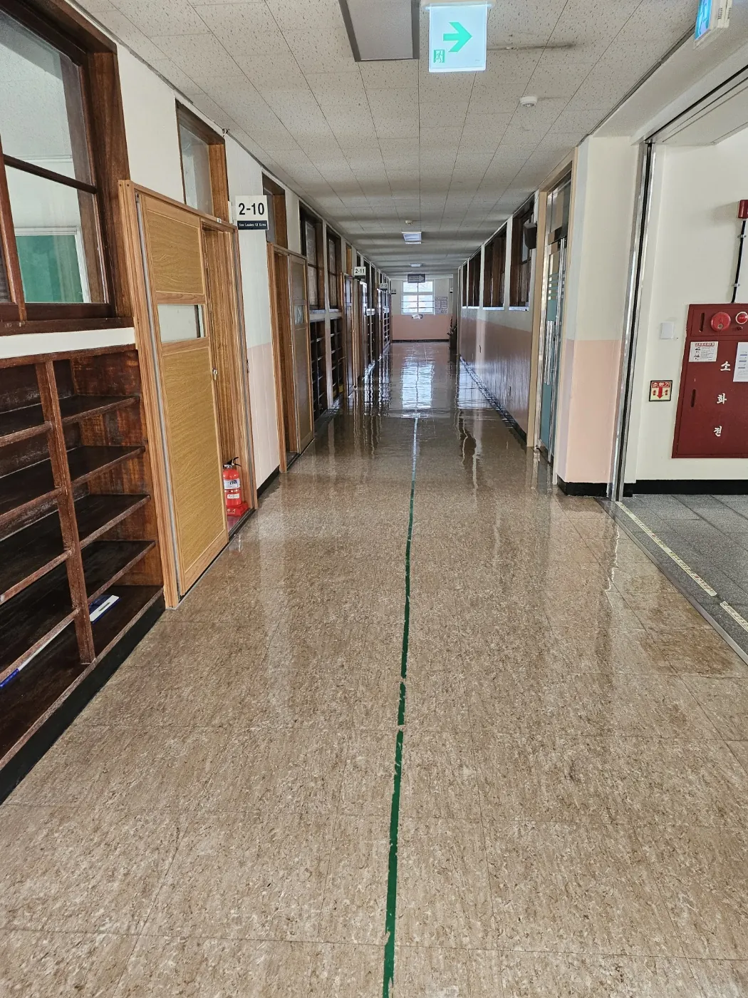 중산동 학교청소 시공 현장 — 통로 정리