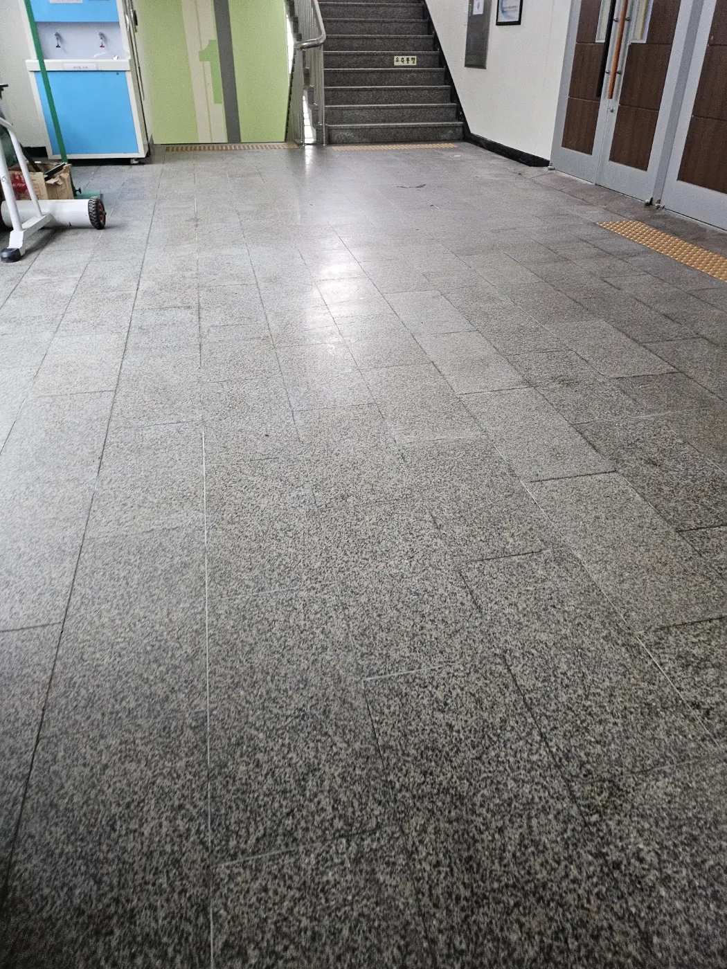 미추홀구 학교청소 시공 현장 — 통로 정리
