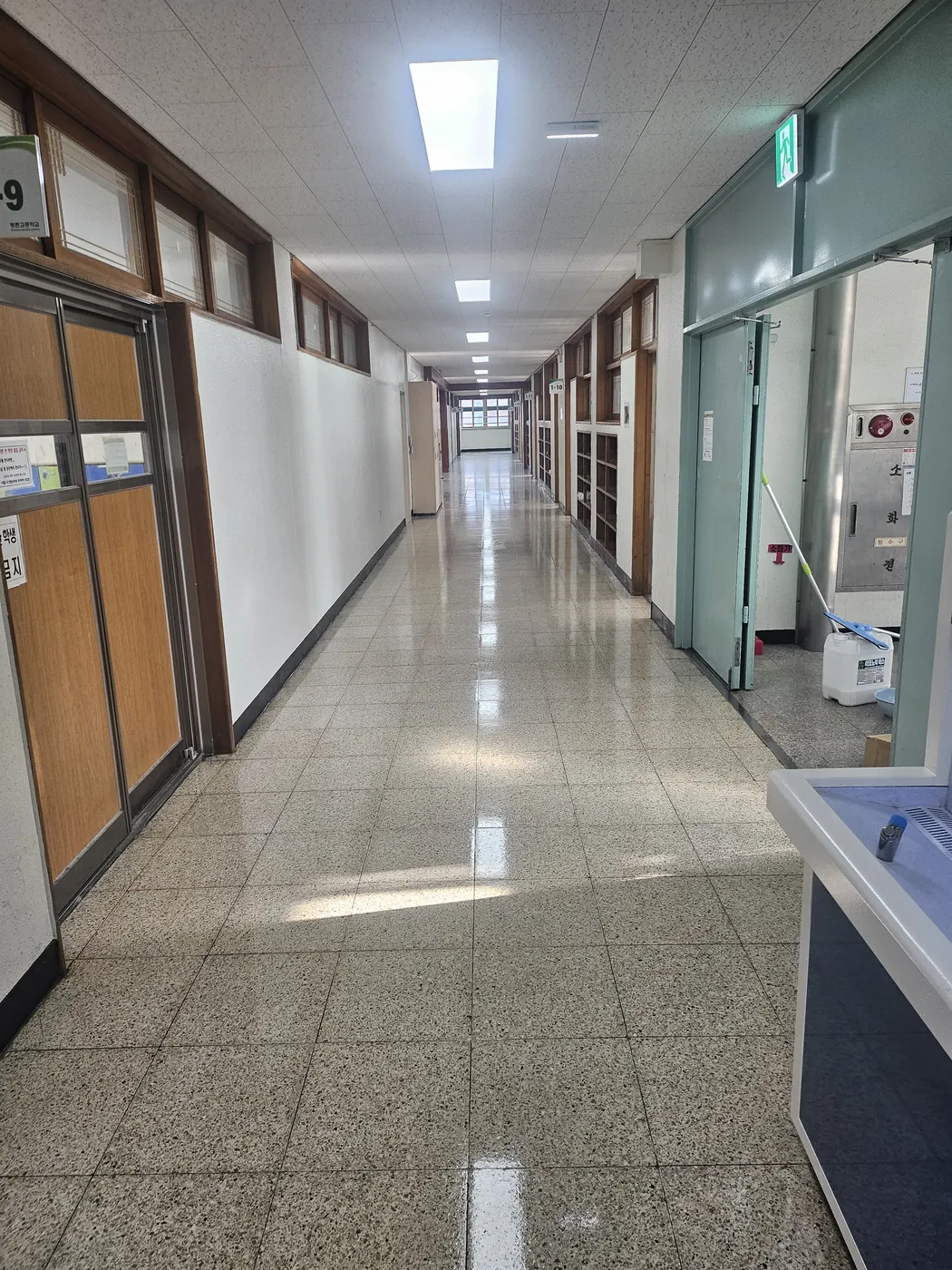 양사면 학교청소 시공 현장 — 통로 정리