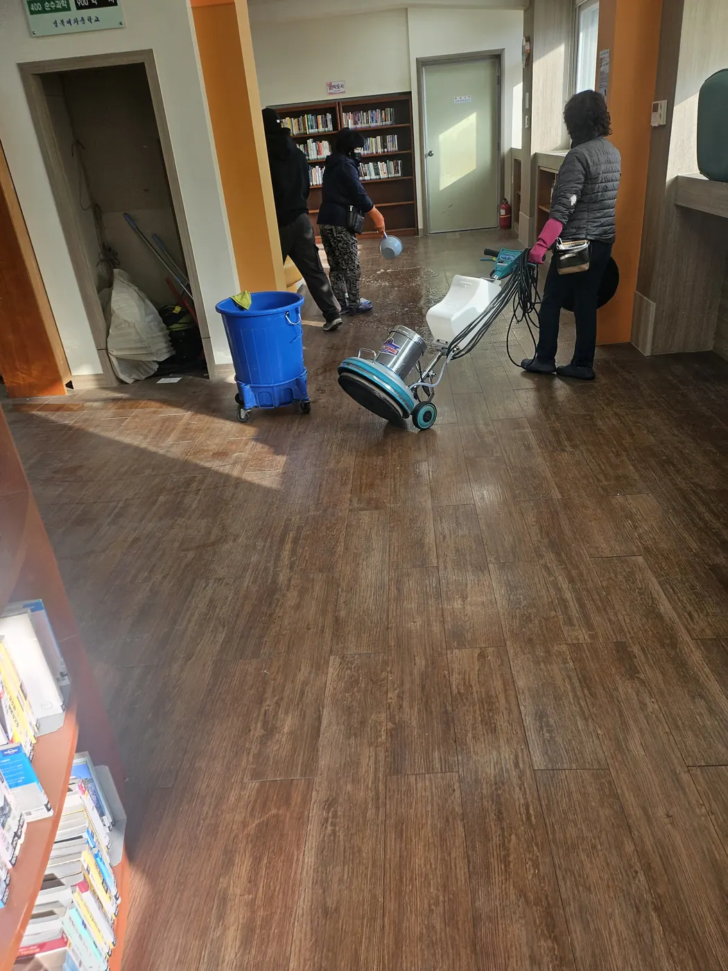 바닥 기계 세정 — 옹진군 학교청소 현장