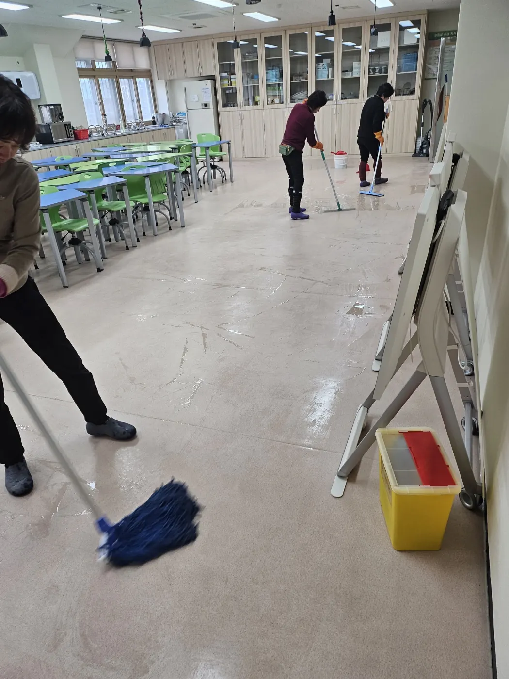바닥 물걸레 마감 — 동양동 학교청소 현장