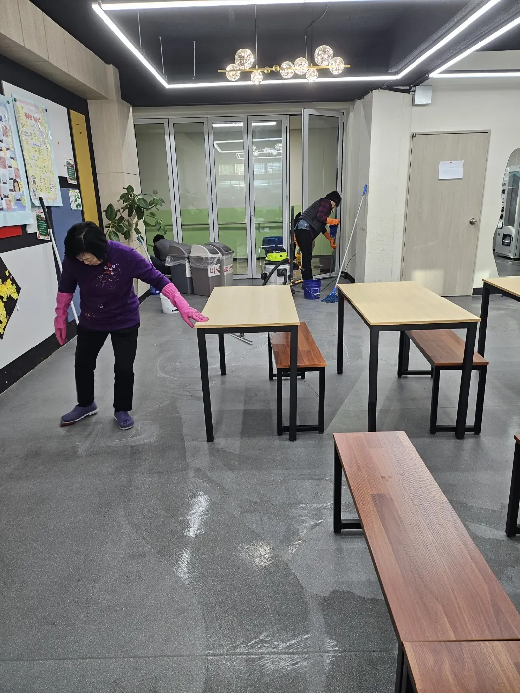 바닥 물걸레 마감 — 옹진군 학교청소 현장