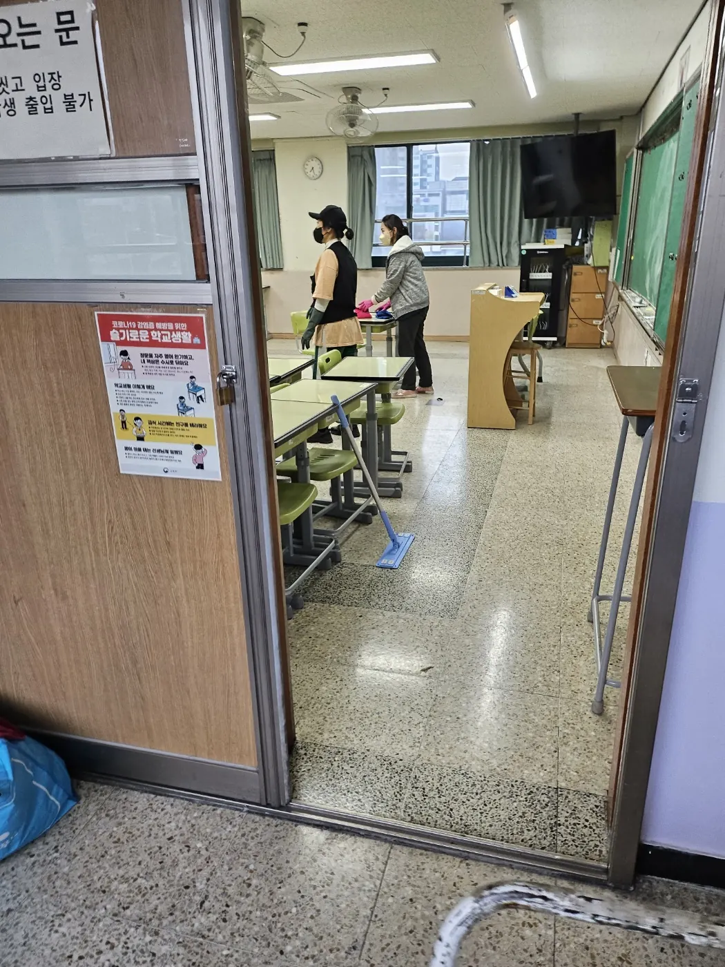 바닥 물걸레 마감 — 영종구 학교청소 현장